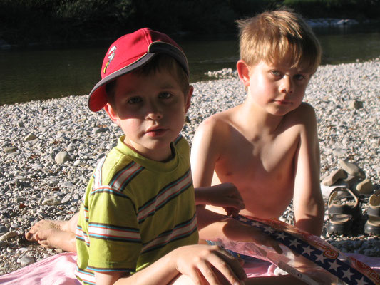 August 2007, Daniel mit seinem jüngeren Bruder kurz vor Ende der ersten Rezidivtherapie an der Isar