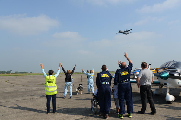 Un avion cargo tactique militaire Casa est mis à disposition pour le soutien logistique du tour aérien