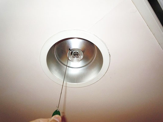 交換前(旧型)のホテルの非常灯(非常用照明器具)