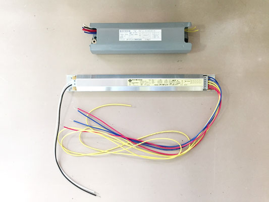 上：不具合を起こした照明安定器　下：交換する新しい照明安定器
