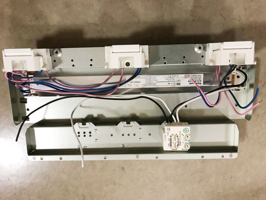 修理のために安定器を取り外した「埋込スクエア型照明器具(3灯タイプ)」