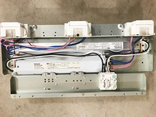 修理のために天井から取り外した「埋込スクエア型照明器具(3灯タイプ)」