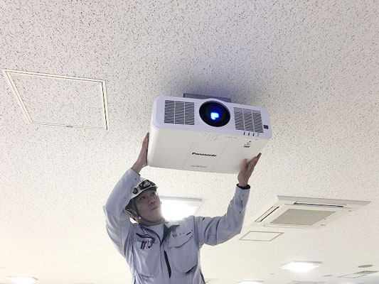 会議室用AV設備(新潟市東区)の「ハイエンドプロジェクター」設置工事の様子