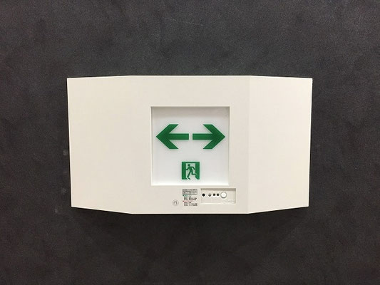 LEDタイプの避難誘導灯(壁付け型)