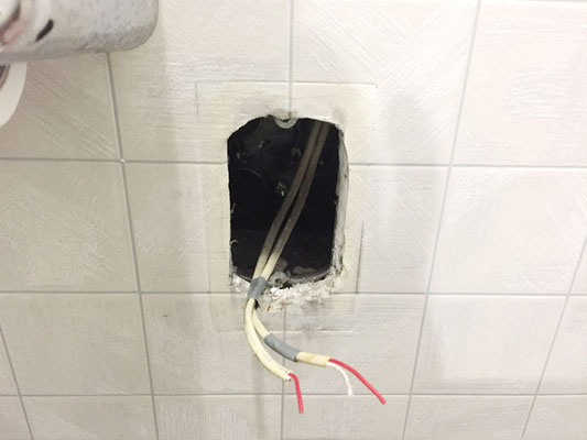 故障した病院のトイレ呼び出しボタン交換工事の様子。その1【新潟市西区】
