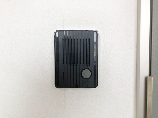 交換して新しくなったアパート用インターホン(屋外側の子機)