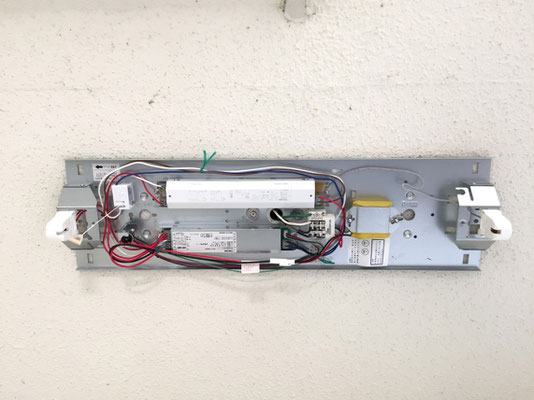 共用階段LED非常照明（階段通路誘導灯）本体設置の様子