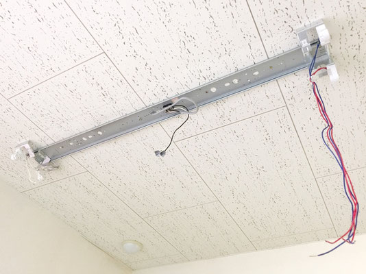 修理の為に安定器を取り外した照明器具(天井直付け型)の内部