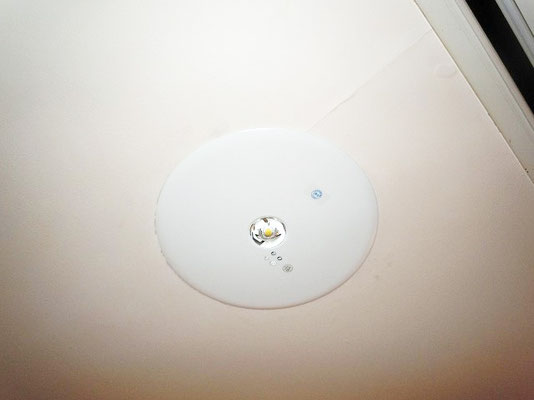 新品を取付したホテルの非常灯(非常用照明器具)