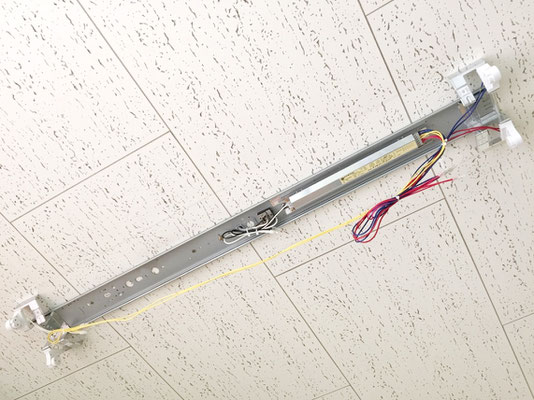 修理のために安定器を新品に交換した照明器具(天井直付け型)の内部