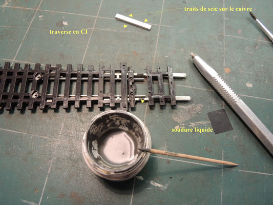 On isole de 2 traits de scie les bouts opposés de la traverse que l'on va souder sous les rails exterieurs. Un trait de scie sur le cuivre au milieu est plus facile à faire mais il se voit un peu.