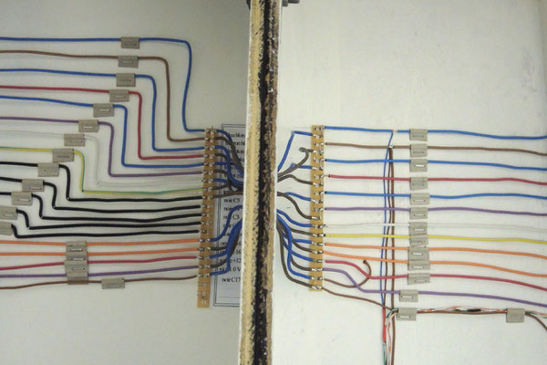 Liaison intermodule. Le câble bus en cuivre rigide de 1,5mm permet d'éviter les chutes de tension en ligne et aussi de créer des repiquages pour distribuer le courant là où on le désire, quand on le désire..