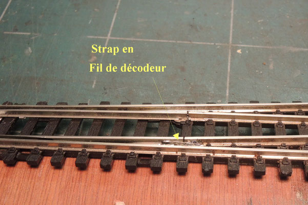 La partie mobile de l'aiguille est reliée par le petit fil de façon fiable et cela tiendra dans le temps.  Attention à être très léger sur la soudure pour éviter de faire dérailler les trains avec une soudure trop grosse ou de bloquer l'aiguille.