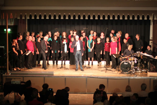 Pop-Jazz-Chor Sing'n'Swing, Stadtrat Herr Helmut Nehrbaß überbringt Glückwünsche von Oberbürgermeister Herrn Gerich und Kulturdezenent Herrn Imholz