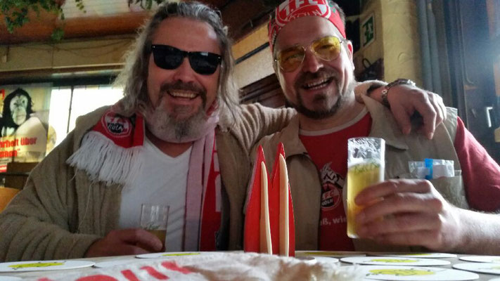 Kölle: Der Dude und Walter am Karnevalssonntag vor dem FC-Spiel in der Ubierschänke (Christian und Klaus)