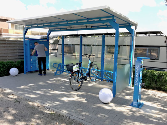 Schließfächer, Fahrradständer & Service-Station