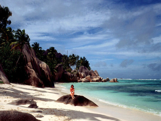 Uralte Granitfelsen und breite Strände kennzechnen die Seychellen im Indischen Ozean.