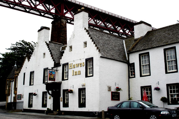 Unter der Firth-of-Forth Brücke in Edinburgh