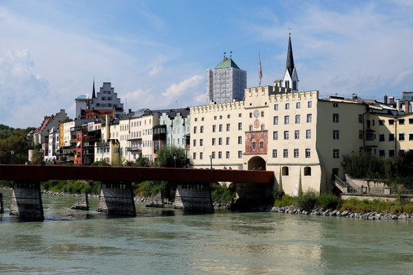 Das Bruggtor und das Schloss sind die Wahrzeichen von Wasserburg am Inn