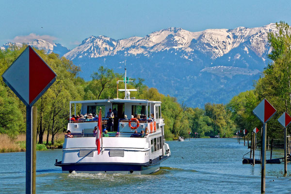Auf dem Rheintalkanal mit Blick auf die Berge des Bregenzerwaldes