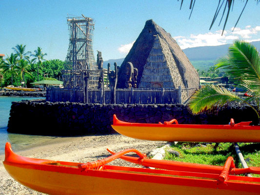 Ein Haiau (Tempel) und Auslegerboote auf Hawaii 