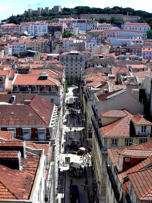 Blick vom Elevador des Santa Justa über die Baixa (Altstadt) auf das Castelo de São Jorge