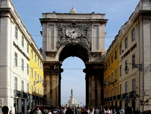 Einkaufsstrasse in der Baixa (Altstadt) von Lissabon 