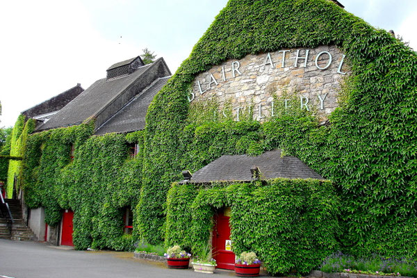 Im Innenhof der Destille Blair Athol