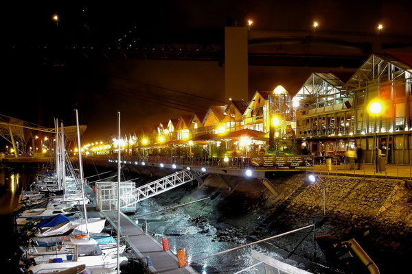 Der neue Yachthafen mit Bars und Restaurants unter der Tejo-Brücke (Brücke des 25. April)