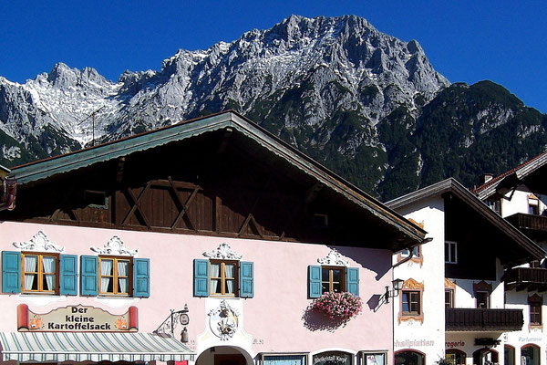 Mittenwald in Oberbayern - Das Karwendelgebirge im Hintergund (Sony W12)