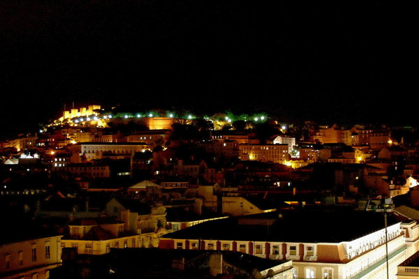 Blick über die Altstadt auf das Castelo de São Jorge, die Burg Lissabons.