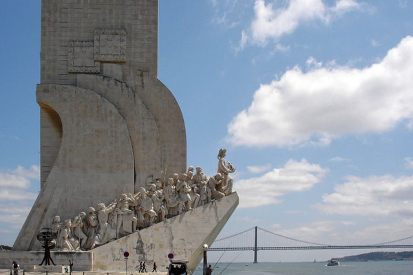 Das Seefahrer Denkmal - im HG die Tejo - Brücke des 25. April 