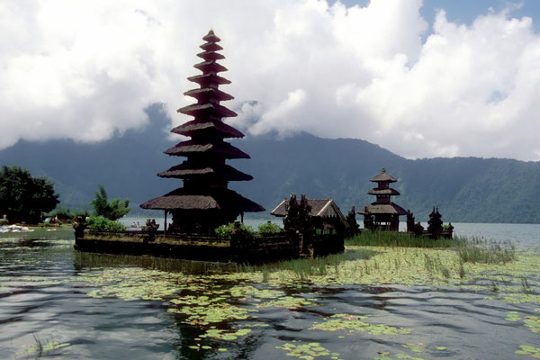 Lake Batur und der Vulkan Mount Batur in Wolken gehüllt auf Bali