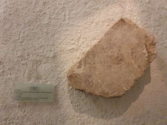 Fragment d'une inscription dans la tradition insulaire, 8e siècle.