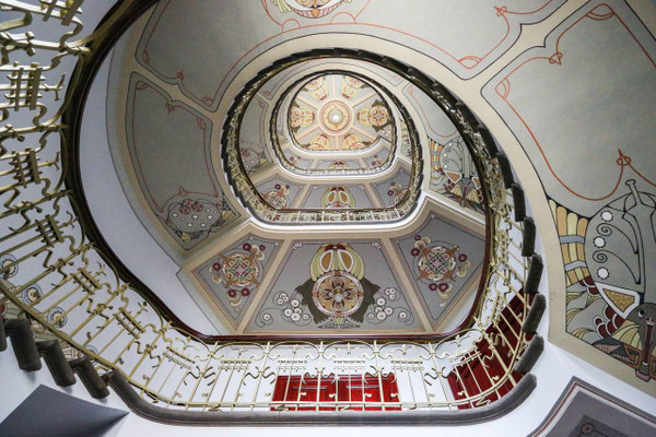 Riga, escalier intérieur d’une maison art nouveau