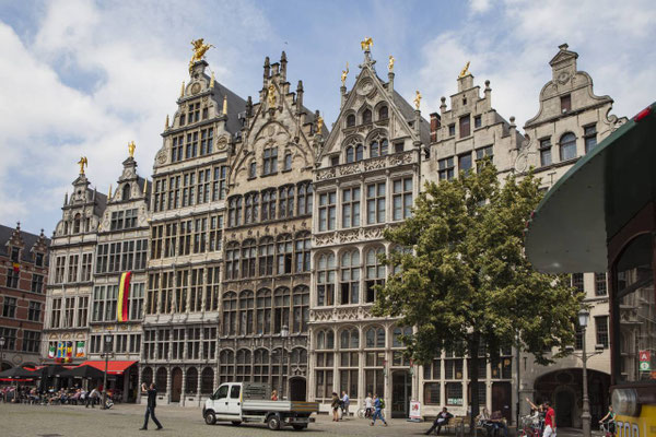 Anvers : Place centrale avec les bâtiments anciens