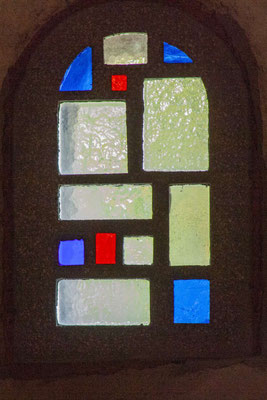 Vitrail de François Gillen dans la crypte de l'église Saints Pierre et Paul.