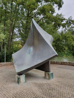 Sculpture de François Gillen près du lac.