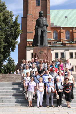 Groupe AFCS devant la cathédrale gothique de Gniezno