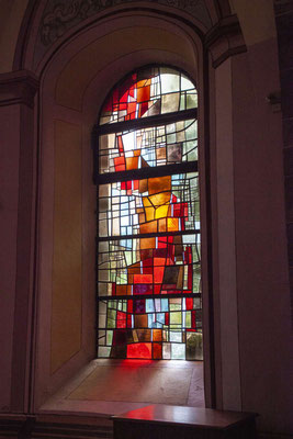 Vitrail de François Gillen à l'intérieur de l'église Saints Pierre et Paul.