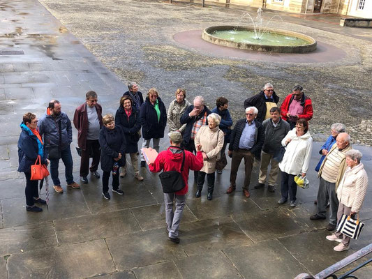 Devant l'abbaye.