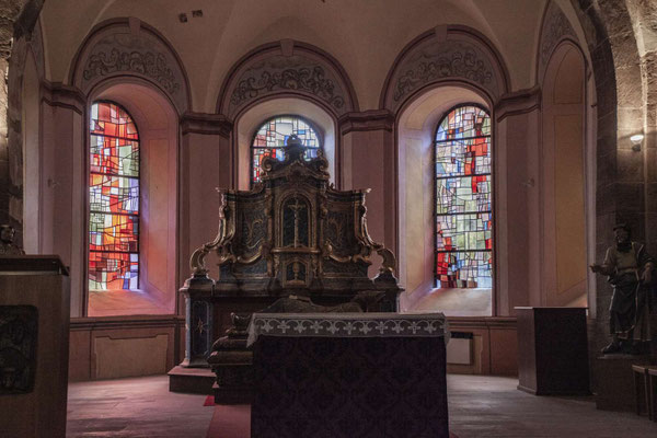 Vitraux de François Gillen à l'intérieur de l'église Saints Pierre et Paul.