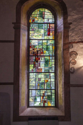 Vitrail de François Gillen à l'intérieur de l'église Saints Pierre et Paul.