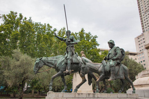Statue de Don Quijote et  Sancho Panza à la Place d’Espagne à Madrid