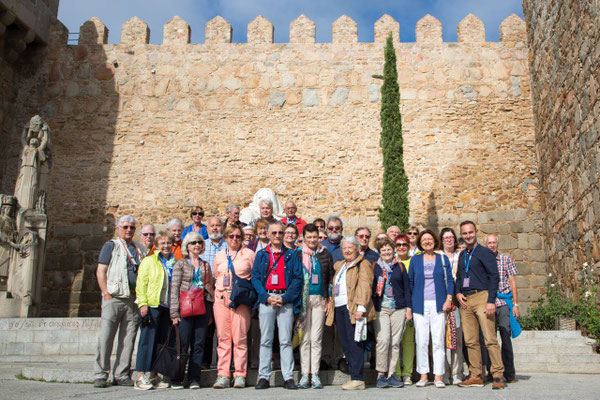 Le groupe des AFCS devant la muraille d’Avila
