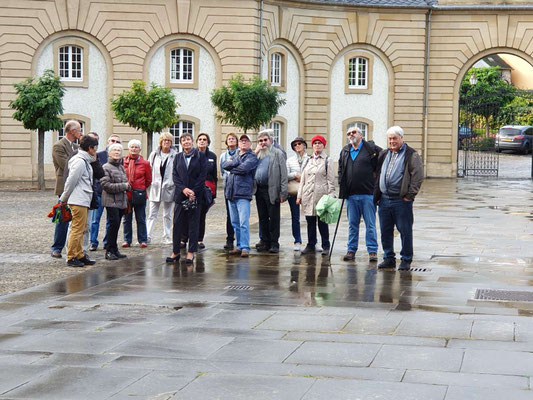 Une partie du groupe devant l'abbaye.