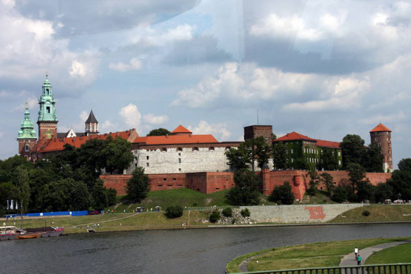 Vue sur la colline du Wawel à Cracovie: Cathédrale et Château royal entourés des remparts