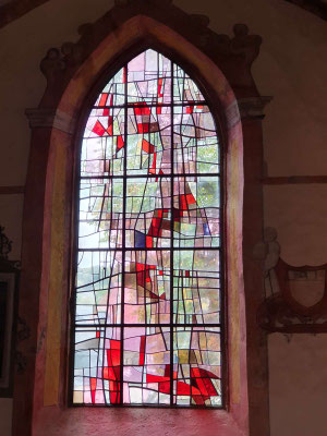 Vitrail de François Gillen à l'intérieur de l'église Saints Pierre et Paul.