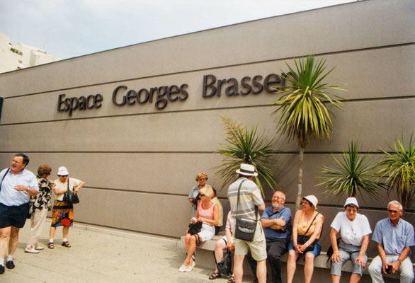 Devant l'espace Georges Brassens
