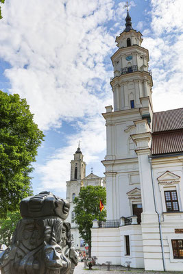 Kaunas : A droite l’Hôtel de Ville, au fond l’église St François Xavier